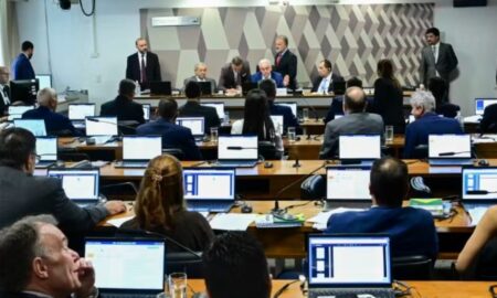 CCJ do Senado discute PEC da Blindagem