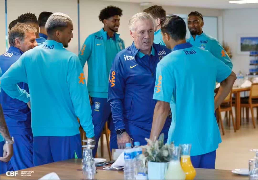 Carlo Ancelotti e jogadores da Seleção conversam na Granja Comary