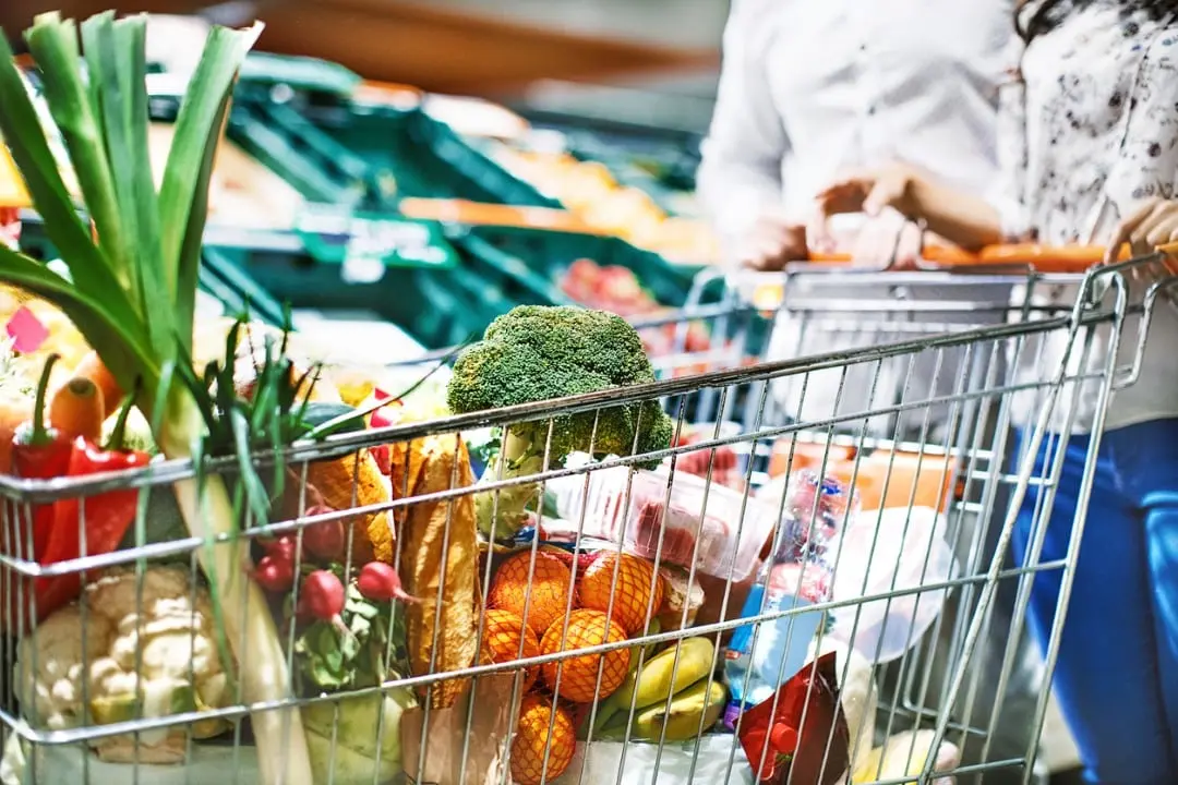 Carrinho com compras de mantimentos, vale alimentação, mercado