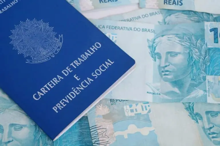 Carteira de Trabalho, cédula de cem reais, dinheiro