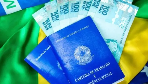 Carteira de Trabalho, cédulas de cem reais, salário mínimo