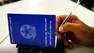 Taxa de desemprego no Brasil permanece em 5,6% no trimestre até maio, indica relatório do IBGE