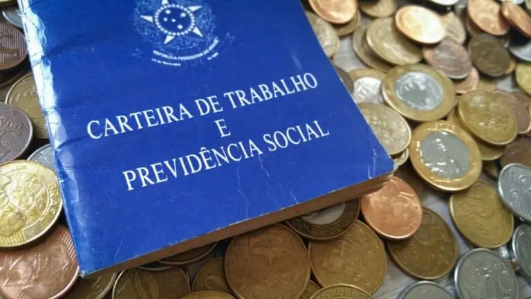 carteira de trabalho e previdência social, moedas, dinheiro