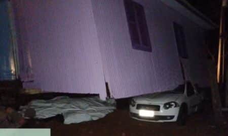 Casa de madeira foi parar em cima de um carro durante temporal em SC