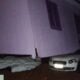 Casa de madeira foi parar em cima de um carro durante temporal em SC