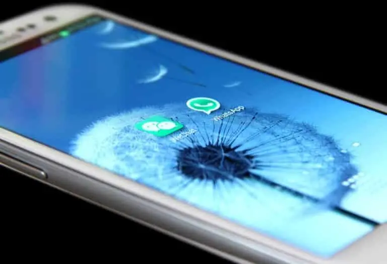 Celular android, WhatsApp e Wechat aplicativos