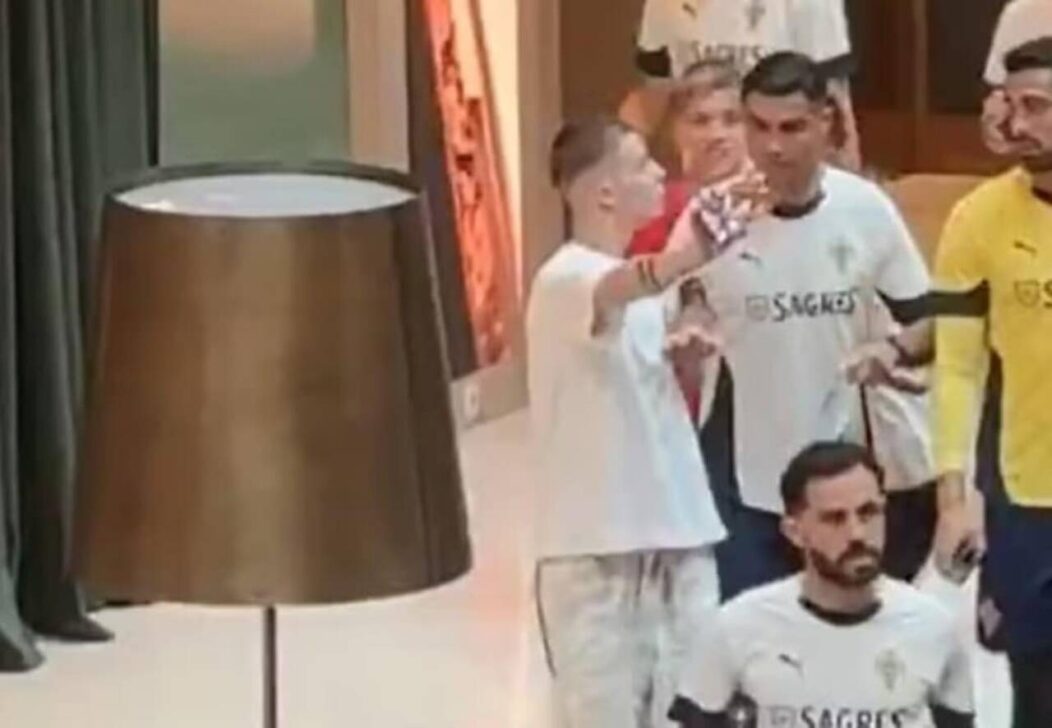 Cristiano Ronaldo empurra fã em hotel na Armênia