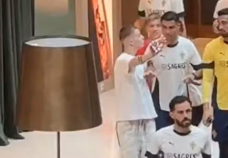 Cristiano Ronaldo empurra fã em hotel na Armênia