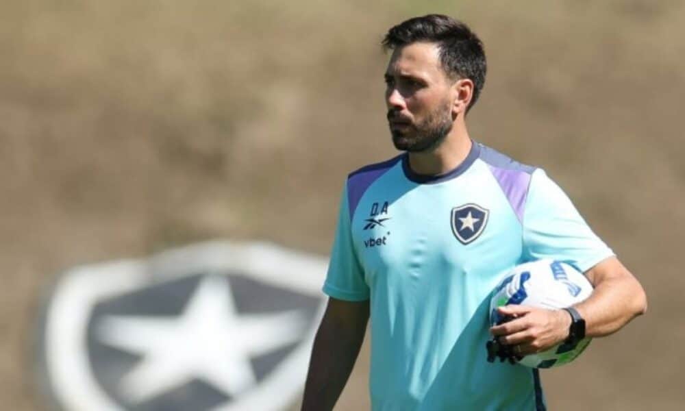 Eliminação do Botafogo para o Vasco nos pênaltis gera protestos e pede demissão de Davide Ancelotti no Nilton Santos