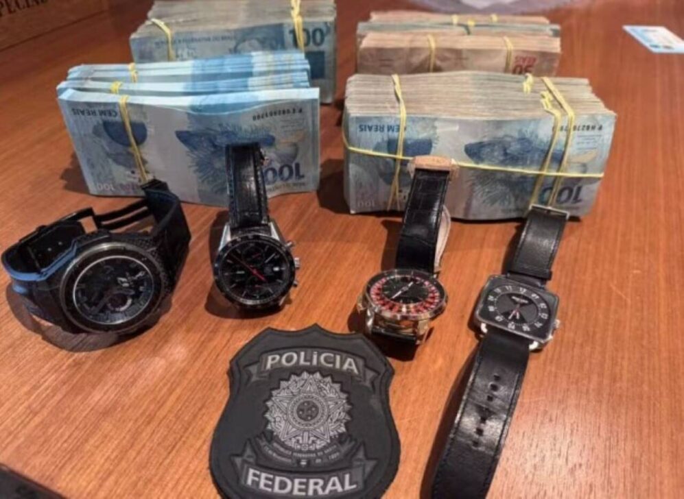 Dinheiro e relógios de luxo apreendidos durante operação sobre fraude no INSS