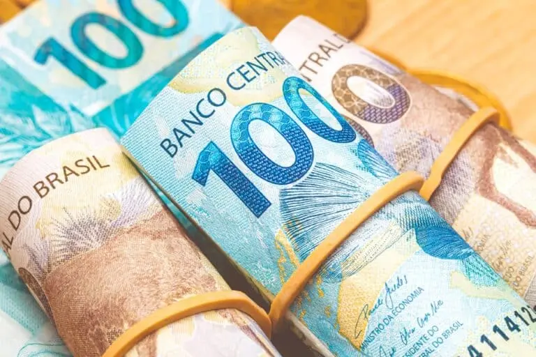 Dinheiro real, cédulas de cem e duzentos
