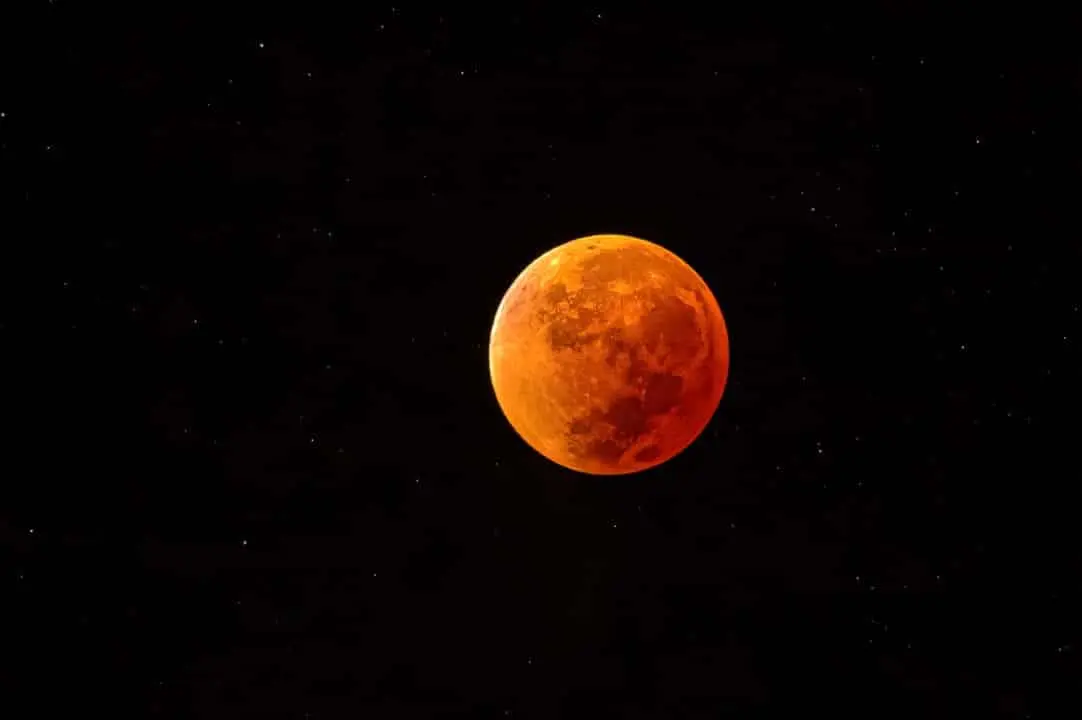 Eclipse lunar total, Lua vermelha de sangue