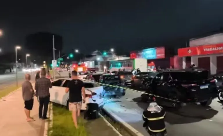 Engavetamento na Av. Fernandes Lima