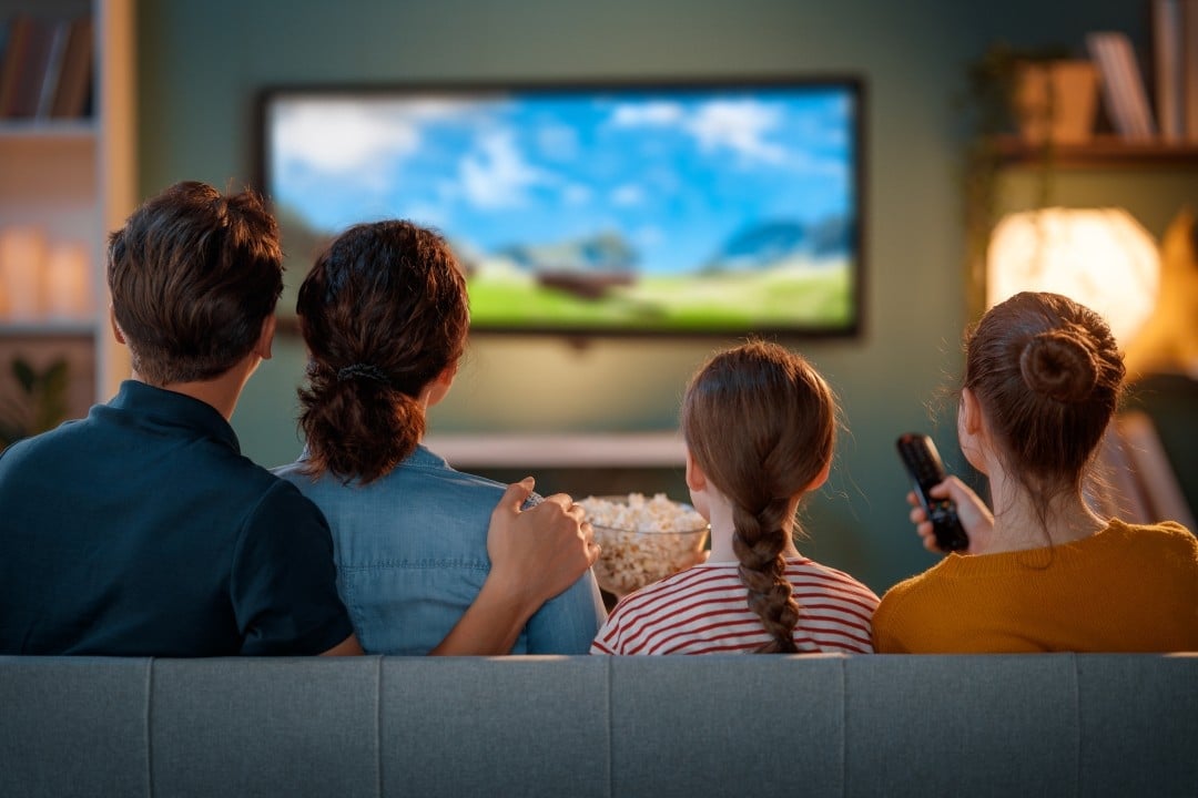 Família assistindo televisão TV