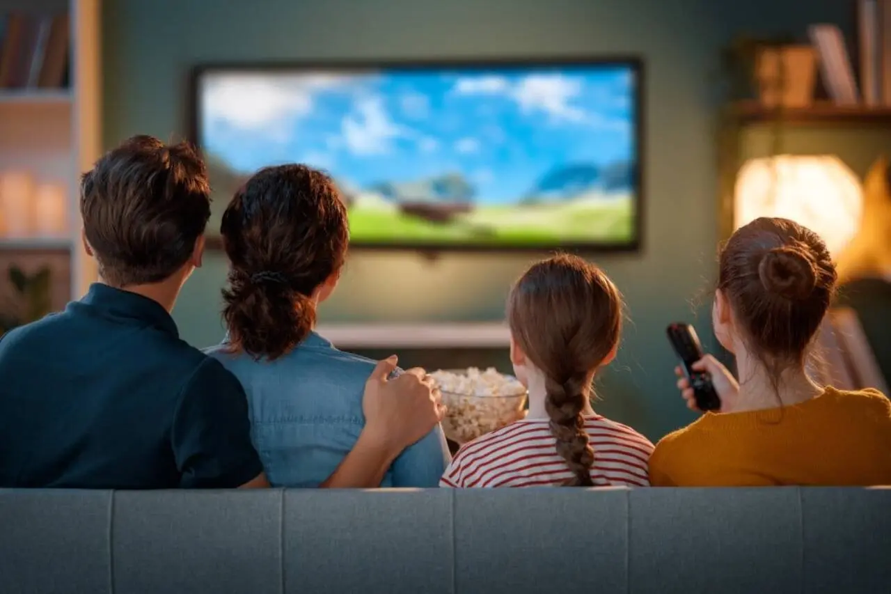 Família assistindo televisão TV