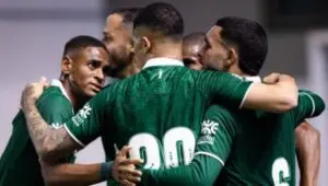 Gol relâmpago de Juninho dá vantagem ao Goiás no início contra o CRB na Série B