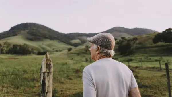 Homem no campo conceito de aposentadoria rural
