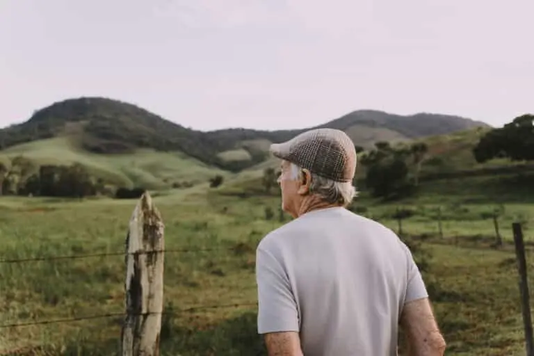 Homem no campo conceito de aposentadoria rural