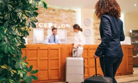 Hospede realizando check-in no hotel