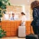 Hospede realizando check-in no hotel