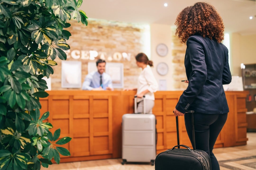 Hospede realizando check-in no hotel