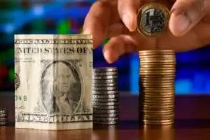 Pressão externa e Copom mexem com mercados: Ibovespa e dólar caem, e juros sobem