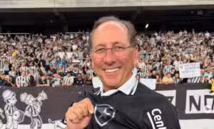Tribunal Arbitral afasta John Textor do comando da SAF Botafogo após pedido da sócia Eagle Bidco