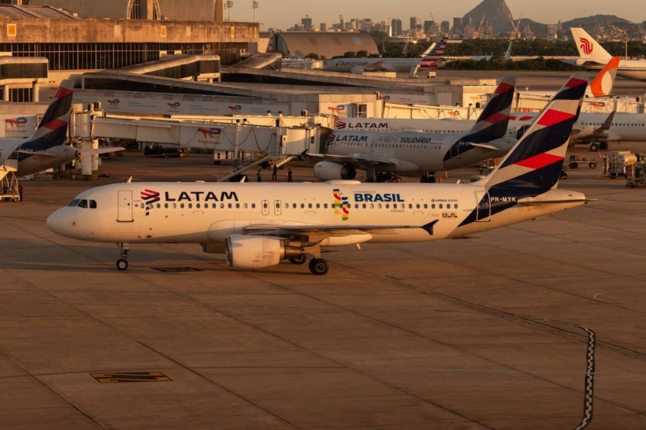 Polícia Federal retira passageiro de voo da Latam após recusa em deixar avião
