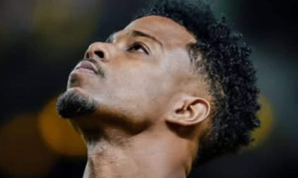 Cartão amarelo para Matheus Trindade agita Volta Redonda x Criciúma na Série B aos 15 minutos do 1º tempo no Raulino de Oliveira