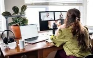 Trabalho presencial ganha força no Brasil e home office diminui, revela estudo