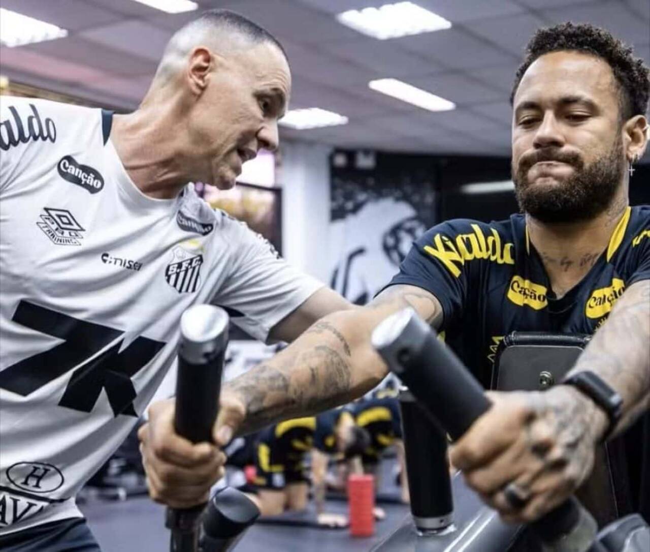 Neymar revela rotina intensa de fisioterapia e academia para superar lesão grau 2 na coxa direita no Santos