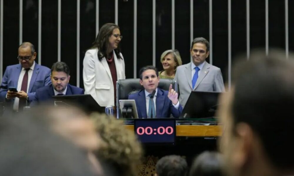 O que é PEC da blindagem: proposta altera regras de imunidade para deputados e senadores no Brasil