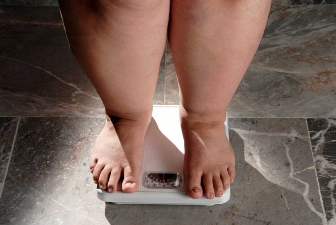 Pessoa obesa na balança