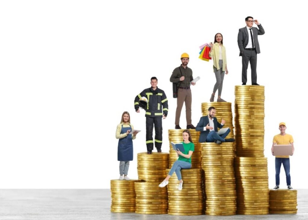 Pessoas de várias profissões em pilhas de moedas