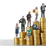 Pessoas de várias profissões em pilhas de moedas