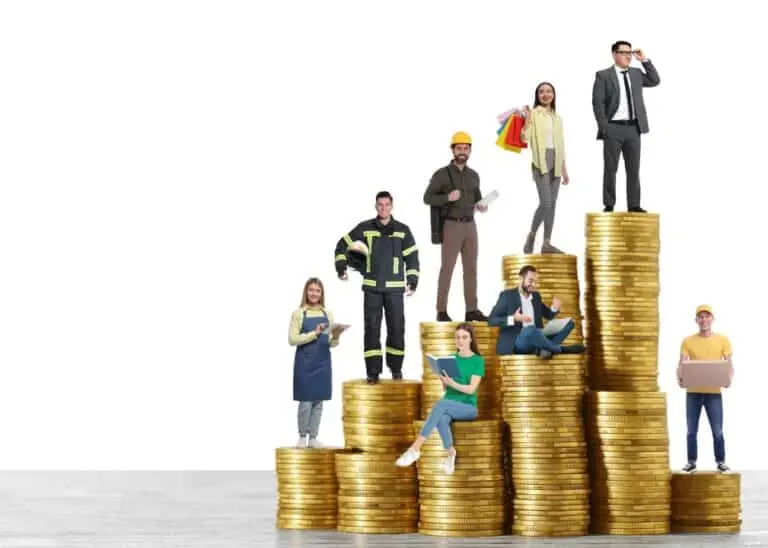 Pessoas de várias profissões em pilhas de moedas