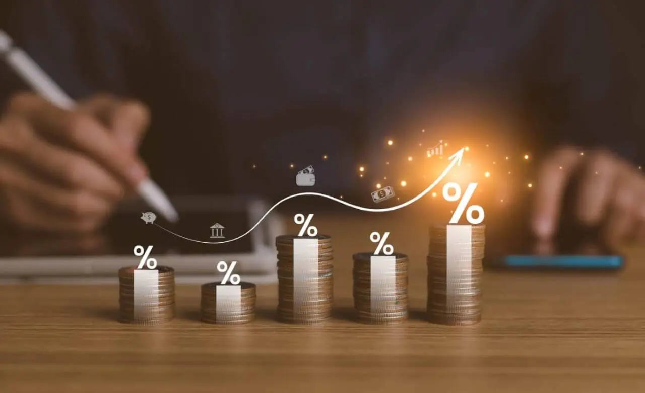 Pilha de moedas e símbolo de porcentagem invetsimentos
