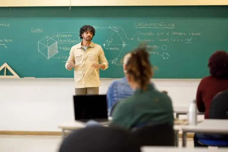 Professor, sala de aula, alunos