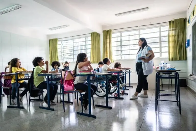 Professora sala de aula alunos