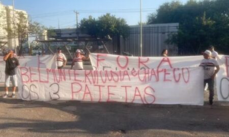Protestos da torcida do São Paulo em frente ao CT