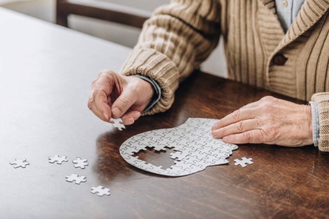 Quebra-cabeça conceito de de reabilitação Alzheimer