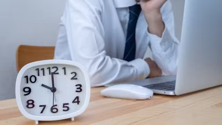 Relógio hora extra homem trabalhando
