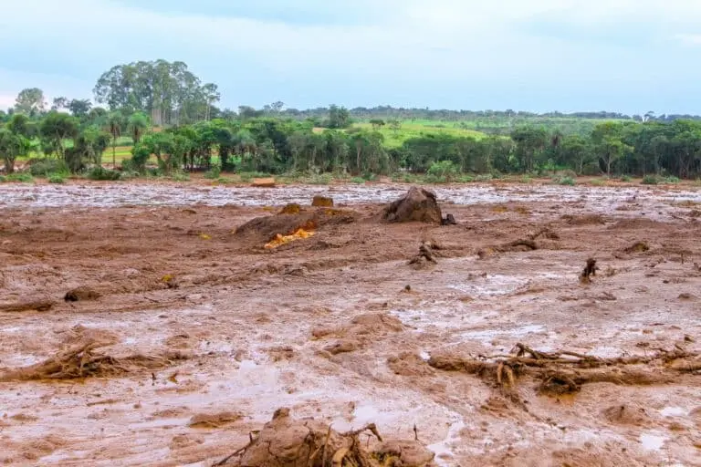 Rompimento de barragem