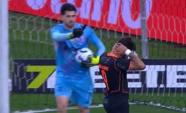 Rossi defende penalti de Yuri Alberto