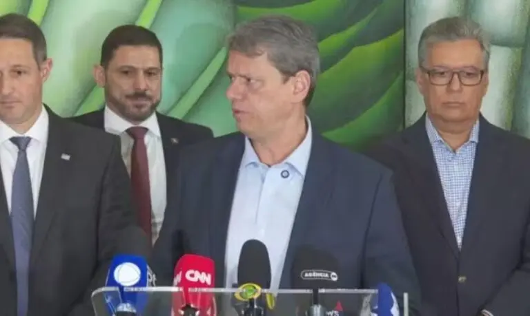 Tarcísio de Freitas em entrevista coletiva