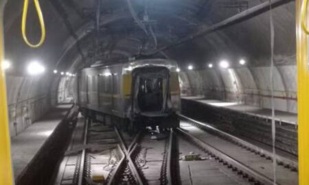 Trem com passageiros da Linha 4-Amarela descarrila e parte ao meio