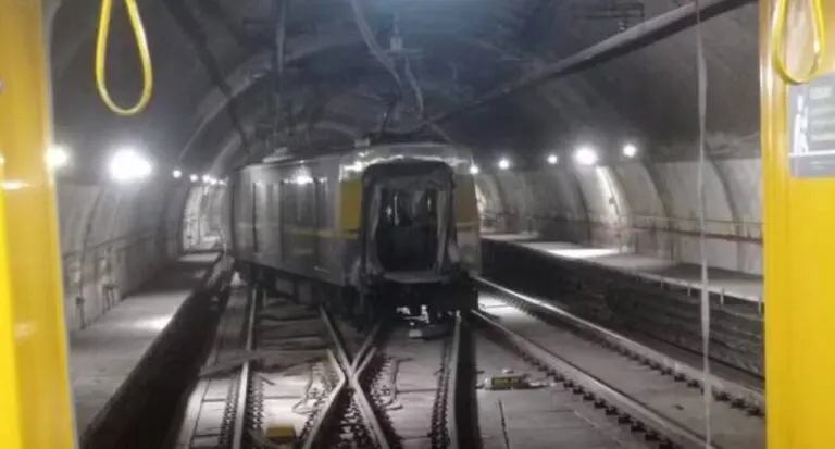 Trem com passageiros da Linha 4-Amarela descarrila e parte ao meio