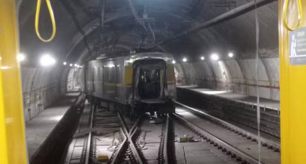 Trem com passageiros da Linha 4-Amarela descarrila e parte ao meio