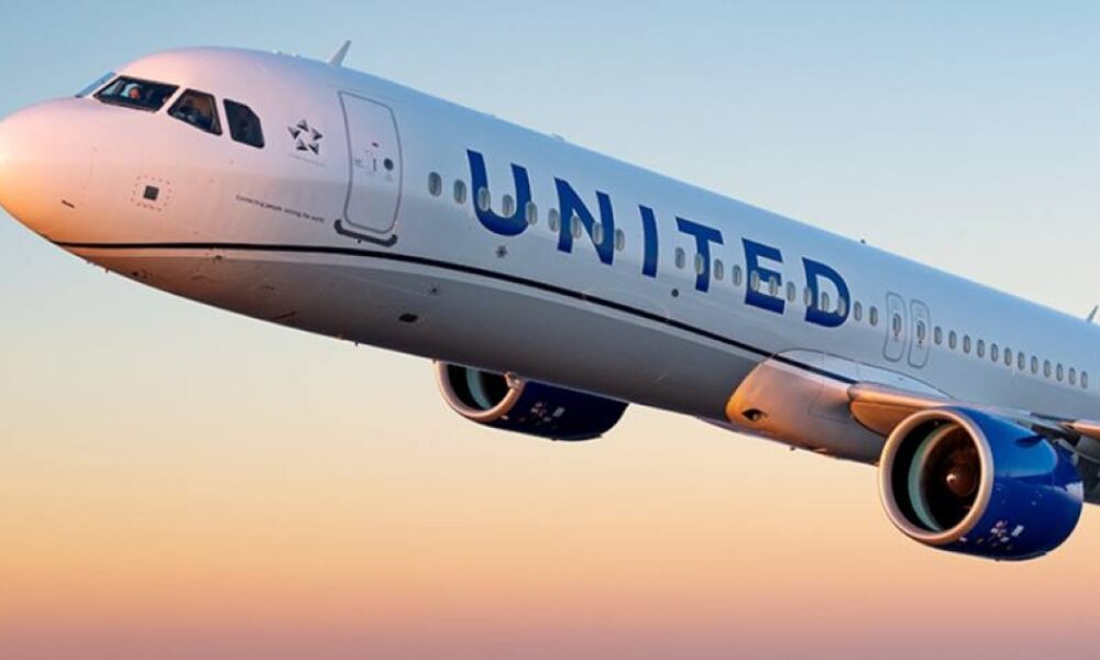 Pasajero intenta entrar a la cabina y obliga a desviar vuelo de United Airlines a Madison