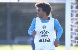 Grêmio negocia rescisão de contrato com Willian e jogador busca novo clube fora do Brasil